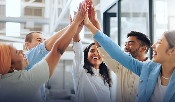 Equipe de vendas motivada com frases inspiradoras